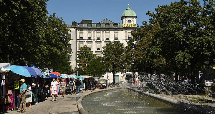 Marktstände am Brunnen auf dem Orleansplatz beim Bayernmarkt 2023 (©Foto: Ingrid Grossmann)